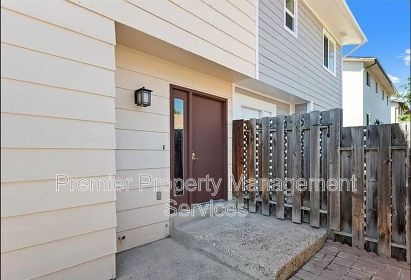4 Bed Townhome in the Heights | Pet Friendly + Garage property image