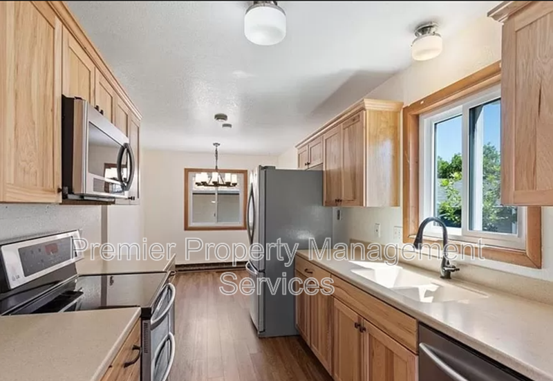 4 Bed Townhome in the Heights | Pet Friendly + Garage property image