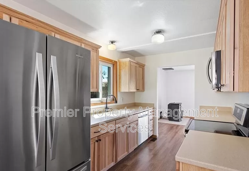 4 Bed Townhome in the Heights | Pet Friendly + Garage property image