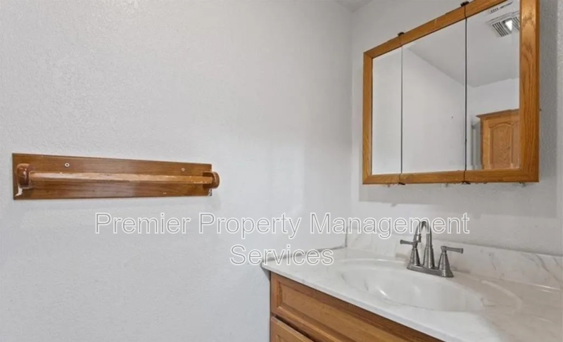 4 Bed Townhome in the Heights | Pet Friendly + Garage property image