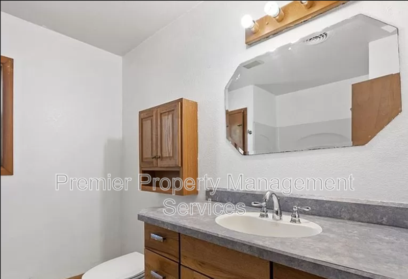 4 Bed Townhome in the Heights | Pet Friendly + Garage property image
