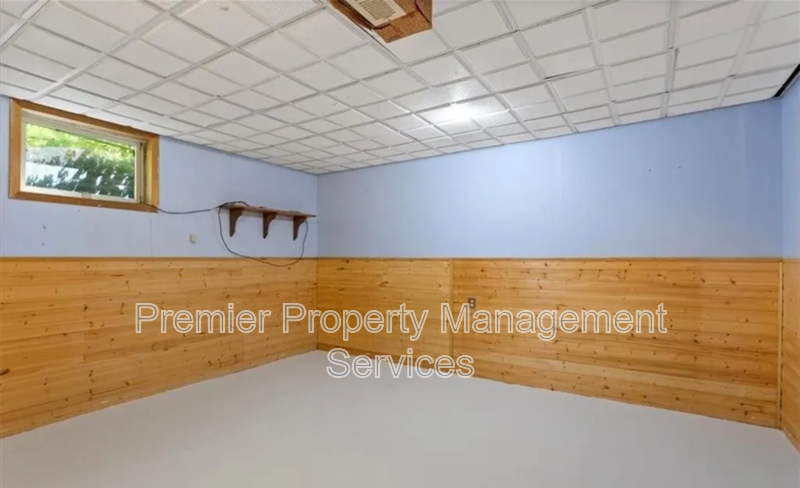 4 Bed Townhome in the Heights | Pet Friendly + Garage property image