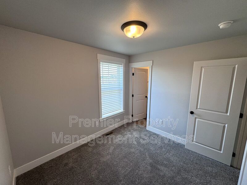 Move-In Ready Annafeld Home with In-Unit Laundry & Garage property image