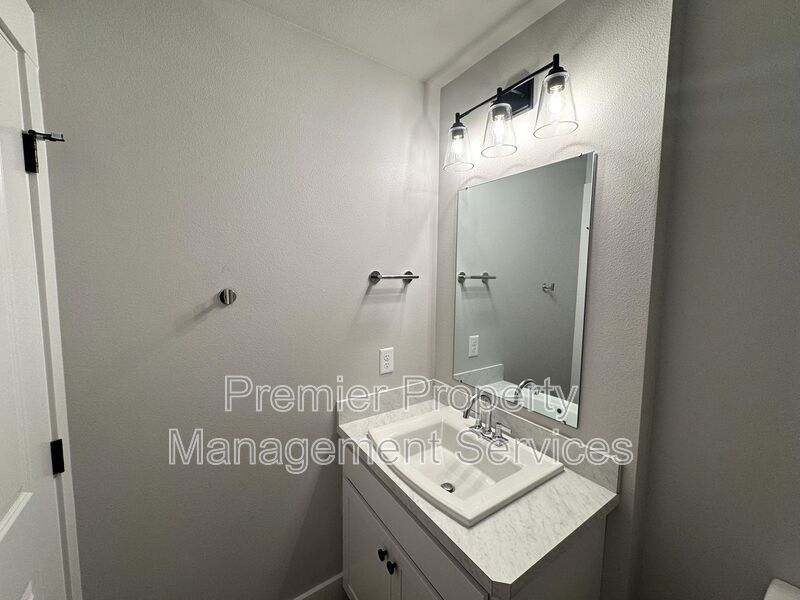 Move-In Ready Annafeld Home with In-Unit Laundry & Garage property image
