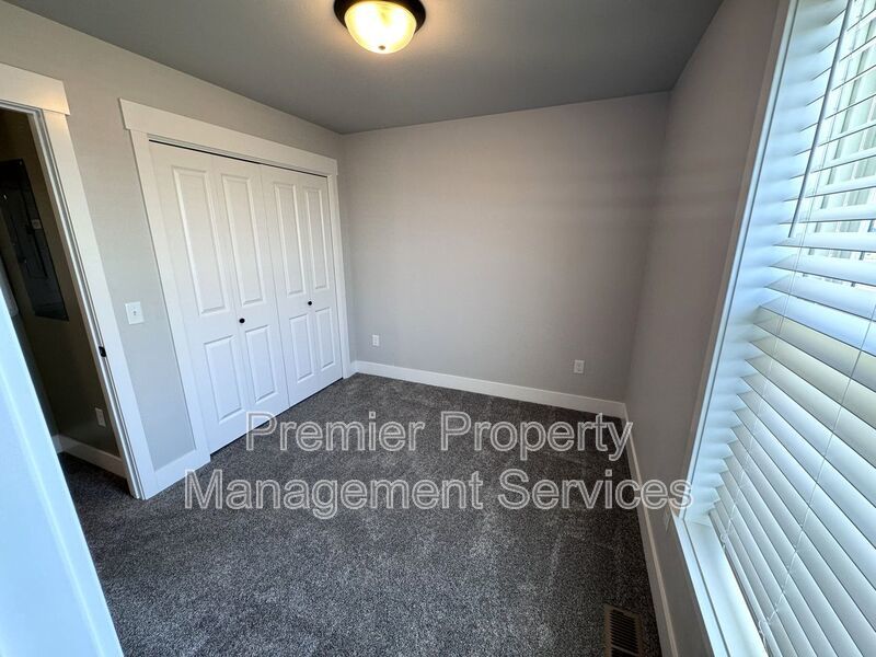 Move-In Ready Annafeld Home with In-Unit Laundry & Garage property image