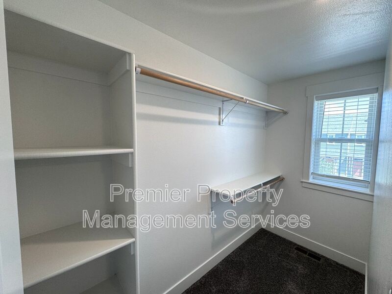Move-In Ready Annafeld Home with In-Unit Laundry & Garage property image