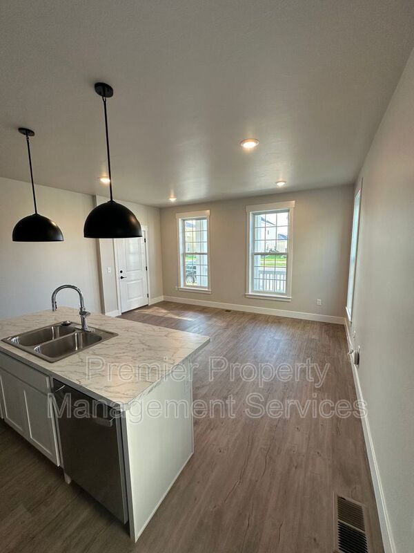 2 Bed / 2 Bath Modern Apartment on Billings West End property image